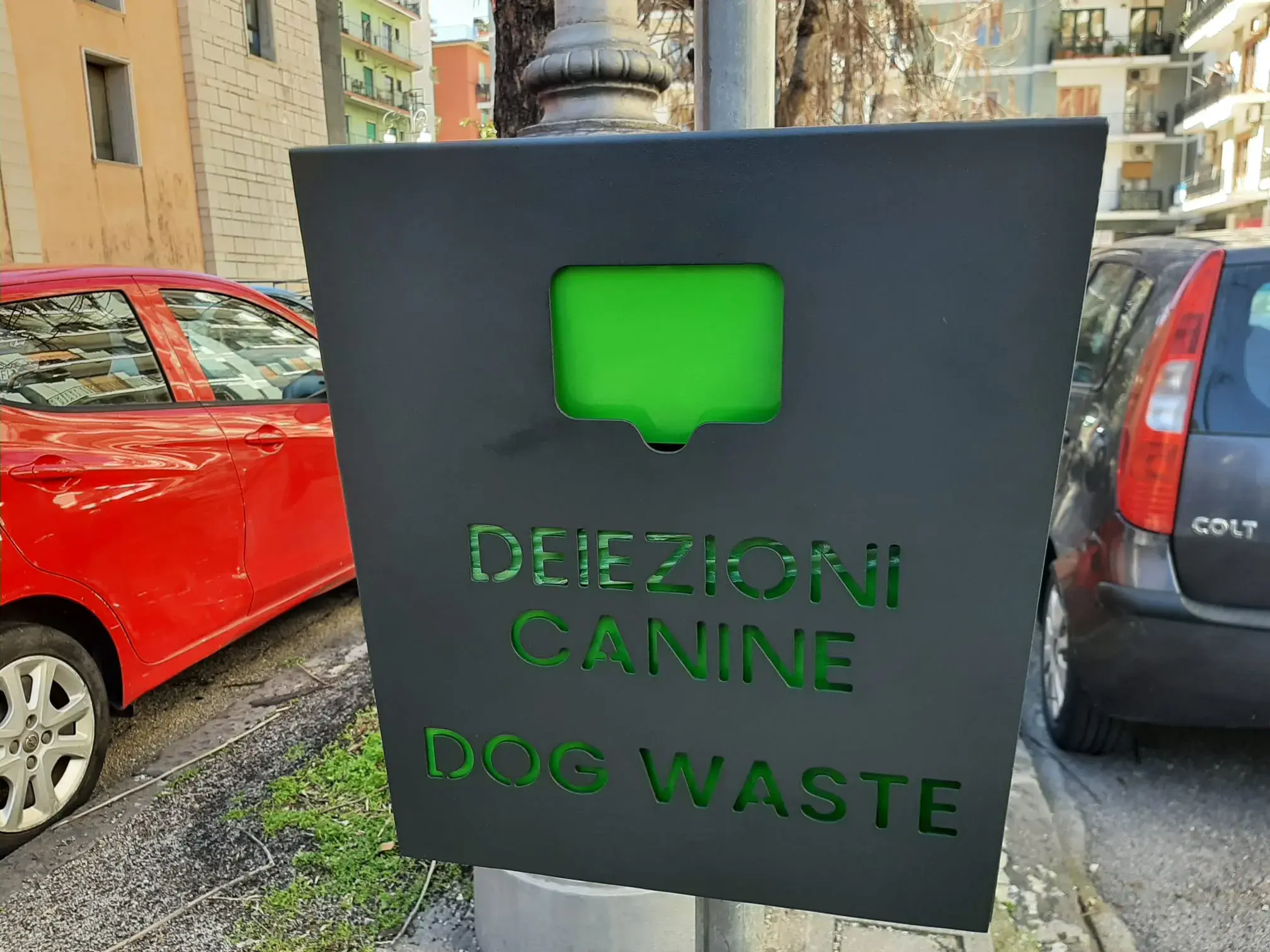 Cestino deiezioni canine